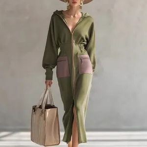 Elegantes olivgrünes Kapuzen-Sweatkleid mit Kontrasttaschen und schmaler Taille.