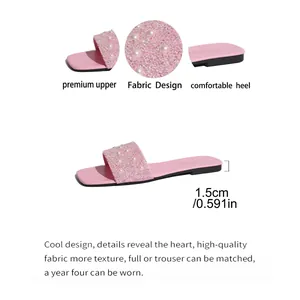Dettaglio di ciabatte piatte rosa a punta quadrata con perle, strass e tacco 1,5 cm
