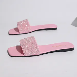 Eleganti ciabatte basse rosa con decorazioni di perle e strass e punta quadrata
