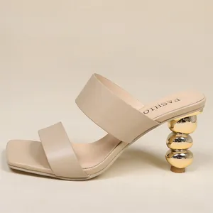 Elegante beige Sandaletten mit einem einzigartigen goldfarbenen Kalebassen-Absatz