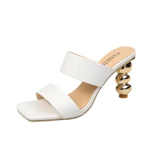 Weiße minimalistische Mules-Sandaletten mit einem einzigartigen goldenen Perlenabsatz