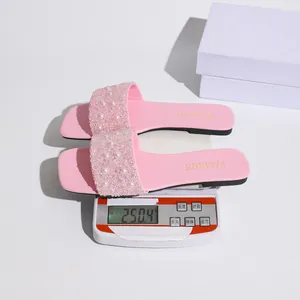 Misura del peso di 250,4 g per sandali rosa a punta quadrata con perle e perline