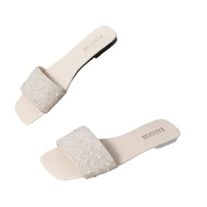 Eleganti sandali bassi color crema con perle sintetiche e strass e design a punta quadrata
