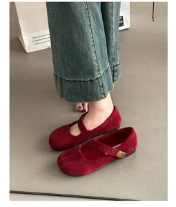 Dettaglio delle ballerine Mary Jane in pelle scamosciata bordeaux a punta quadra.