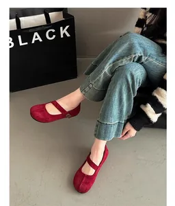 Vista dettagliata di scarpe Mary Jane rosse in camoscio con cinturino alla moda su modella