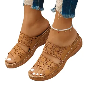 Sandales d'été à talons compensés pour femmes avec motifs floraux ajourés élégants