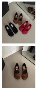 Vista dettagliata delle scarpe Mary Jane retrò a punta quadrata in leopardo, nero e rosso