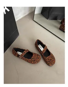 Primo piano dettagliato di scarpe Mary Jane maculate rétro francesi con punta quadrata elegante