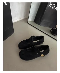 Vista dettagliata di eleganti scarpe Mary Jane nere con punta quadrata per donna