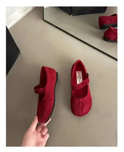 Primo piano di scarpe Mary Jane in pelle scamosciata rossa con punta quadrata e cinturino