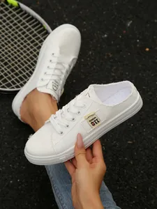 Detailweergave van witte lichtgewicht canvas instappers voor dames met zachte zolen