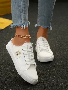 Gedetailleerd beeld van witte canvas instapsneakers voor dames met rafelige randjes