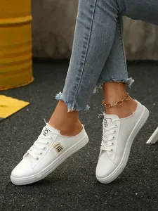 Casual witte canvas instappers met onafgewerkte randen en veters gedragen met denim.
