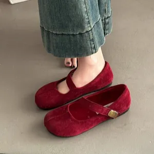 Ballerine Mary Jane in camoscio rosso a punta quadra con cinturino