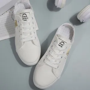 Comfortabele witte canvas slip-on muiltjes voor dames met gerafelde randdetails