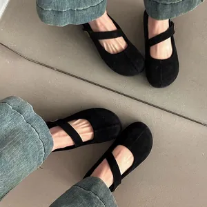Scarpe Mary Jane retrò francesi nere con punta quadrata e cinturino con riflesso nello specchio