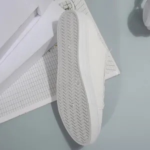 Gedetailleerd macrobeeld van de witte canvas slip-on zool met antislippatroon