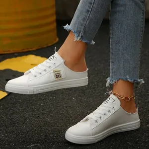Witte canvas muiltjes voor dames met stijlvolle rafelranden en casual zomerontwerp