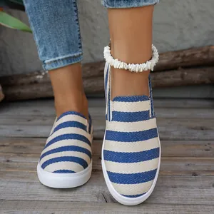Detail van de blauw gestreepte canvas instapschoenen voor dames met ronde neus