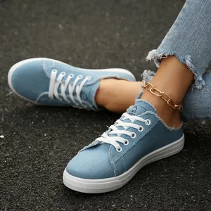 Lichtblauwe denim canvas instappers voor dames met gerafelde randen en witte zool