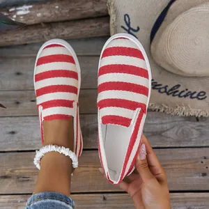 Gedetailleerd bovenaanzicht van rood-wit gestreepte canvas loafers met ronde neus