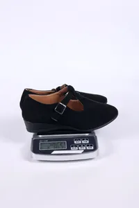 Scarpa Mary Jane con zeppa in pelle scamosciata nera pesata su una bilancia digitale, 296,5g