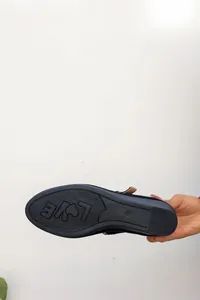 Dettaglio della suola nera per scarpe con zeppa con motivo LOVE e indicazione della taglia 37