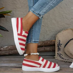 Rood-wit gestreepte canvas slip-on sneakers voor dames in een casual buitenstijl