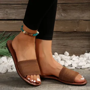 Primer plano de sandalias de punto marrón para mujer, perfectas para un estilo casual diario