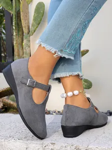 Vista laterale di scarpe con zeppa Mary Jane in pelle scamosciata grigia