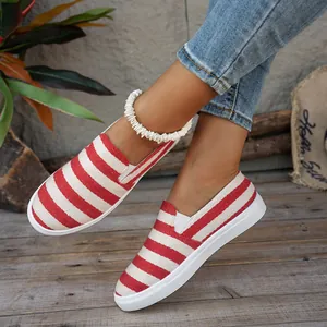 Rood-wit gestreepte canvas instappers voor dames met comfortabele ronde neus