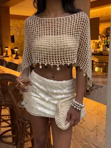 Vue détaillée de ce poncho de plage beige au crochet avec sequins dorés pour femmes