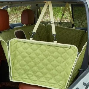 Détail de la housse de siège auto imperméable verte matelassée pour animaux sur le siège arrière.