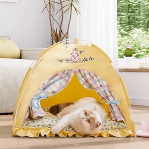 Accogliente tenda per animali gialla semichiusa con cuscino floreale e ricamo a coniglio