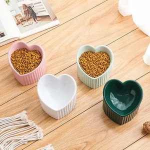 Ergonomic ceramic heart-shaped slanted cat food bowl for neck protection and stable feeding