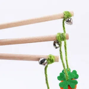 Interactieve houten kattenstokjes met belletjes en groene vilten klavertjes
