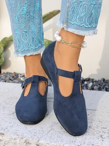 Primo piano di ballerine Mary Jane in camoscio blu navy con cinturino a T.