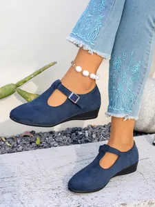 Primo piano di scarpe Mary Jane con zeppa in pelle scamosciata blu navy
