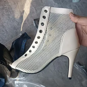 Détail de bottine à talons hauts en maille pour femme avec texture respirante chic