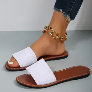 Vista detallada de estas sandalias de punto blanco para mujer con una suela marrón