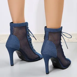 Sandales à talons hauts élégantes en denim bleu et mesh avec laçage et design bouche de poisson.