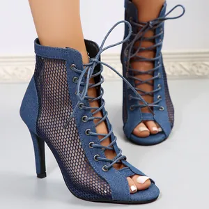 Sandales à talons hauts en denim bleu avec mesh respirant et design lacé à bout ouvert