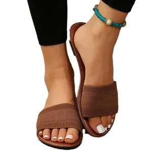 Sandalias de punto marrón para mujer, verano 2024, estilo casual plano y abierto.