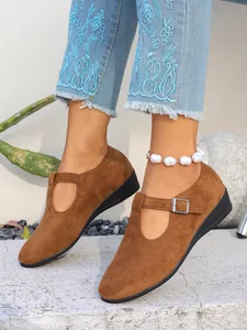 Eleganti scarpe Mary Jane basse in camoscio marrone con zeppa e fibbia per donna