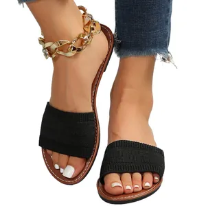 Sandalias planas negras minimalistas de tela para mujer, ideales para el verano.