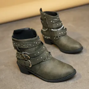 Detalle de botas estilo punk para mujer en verde oliva con remaches y cadenas
