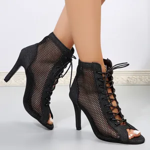 Vue détaillée de sandales noires à lacets en maille élégantes avec talons aiguilles