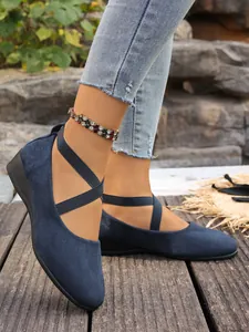Scarpe con zeppa in finta pelle scamosciata blu navy con elastici incrociati