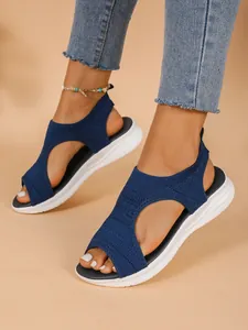 Detailansicht der blauen Flyknit-Mesh-Sandalen für Damen mit dicken weißen Sohlen