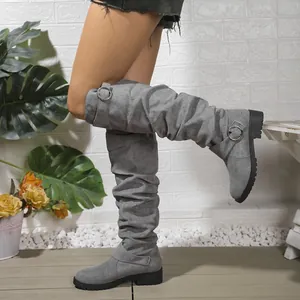 Detailansicht grauer Slouchy-Knie-Stiefel mit Schnalle und Blockabsatz